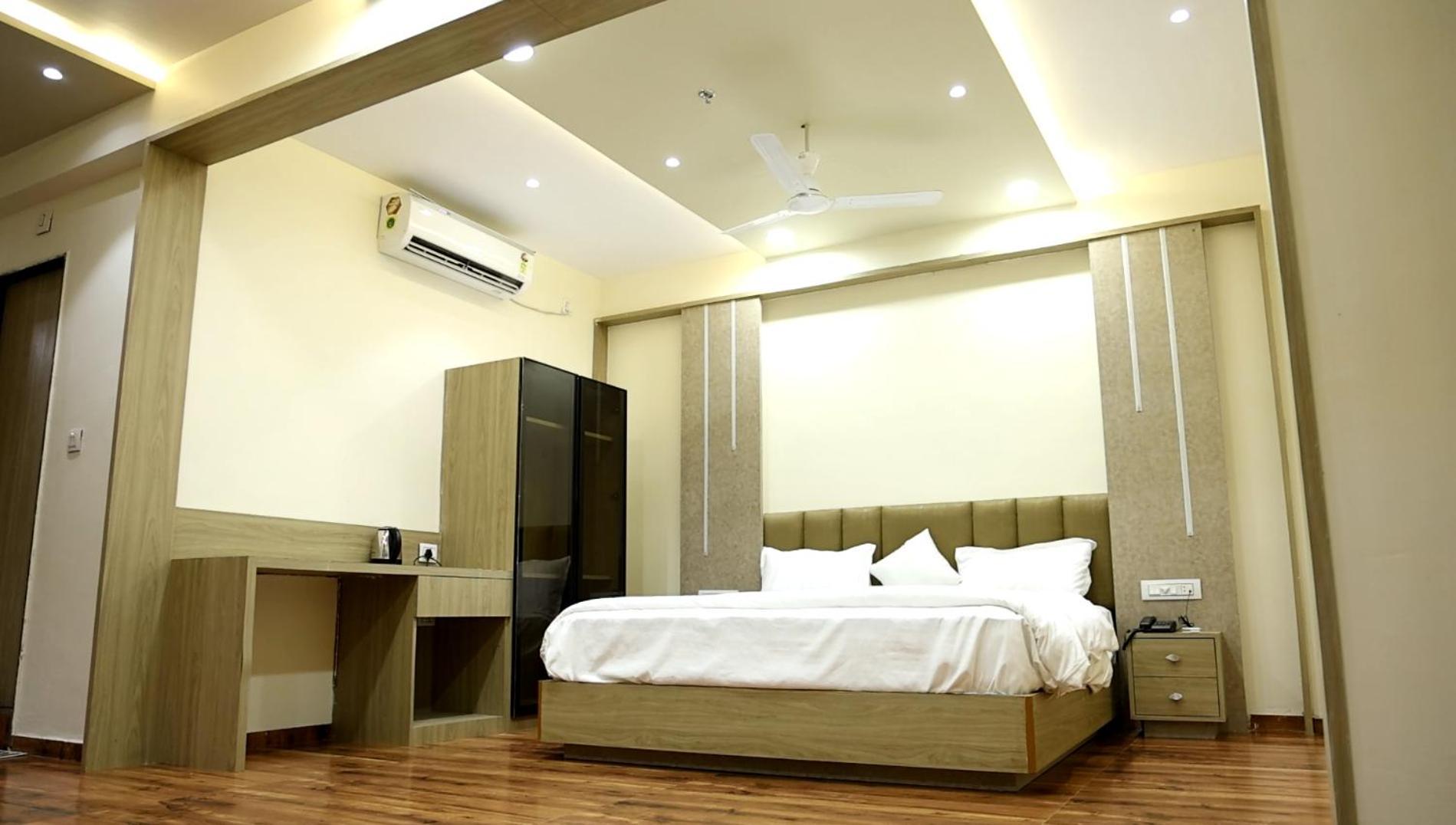 Hotel Royal Bistro Mahesana Ngoại thất bức ảnh