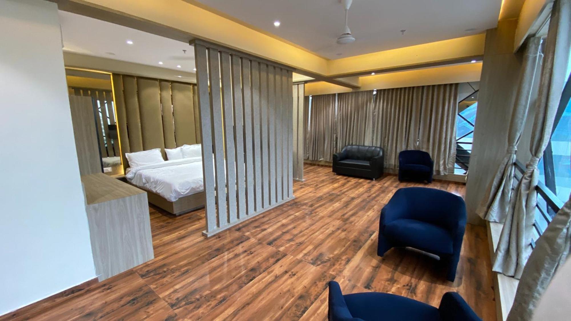 Hotel Royal Bistro Mahesana Ngoại thất bức ảnh