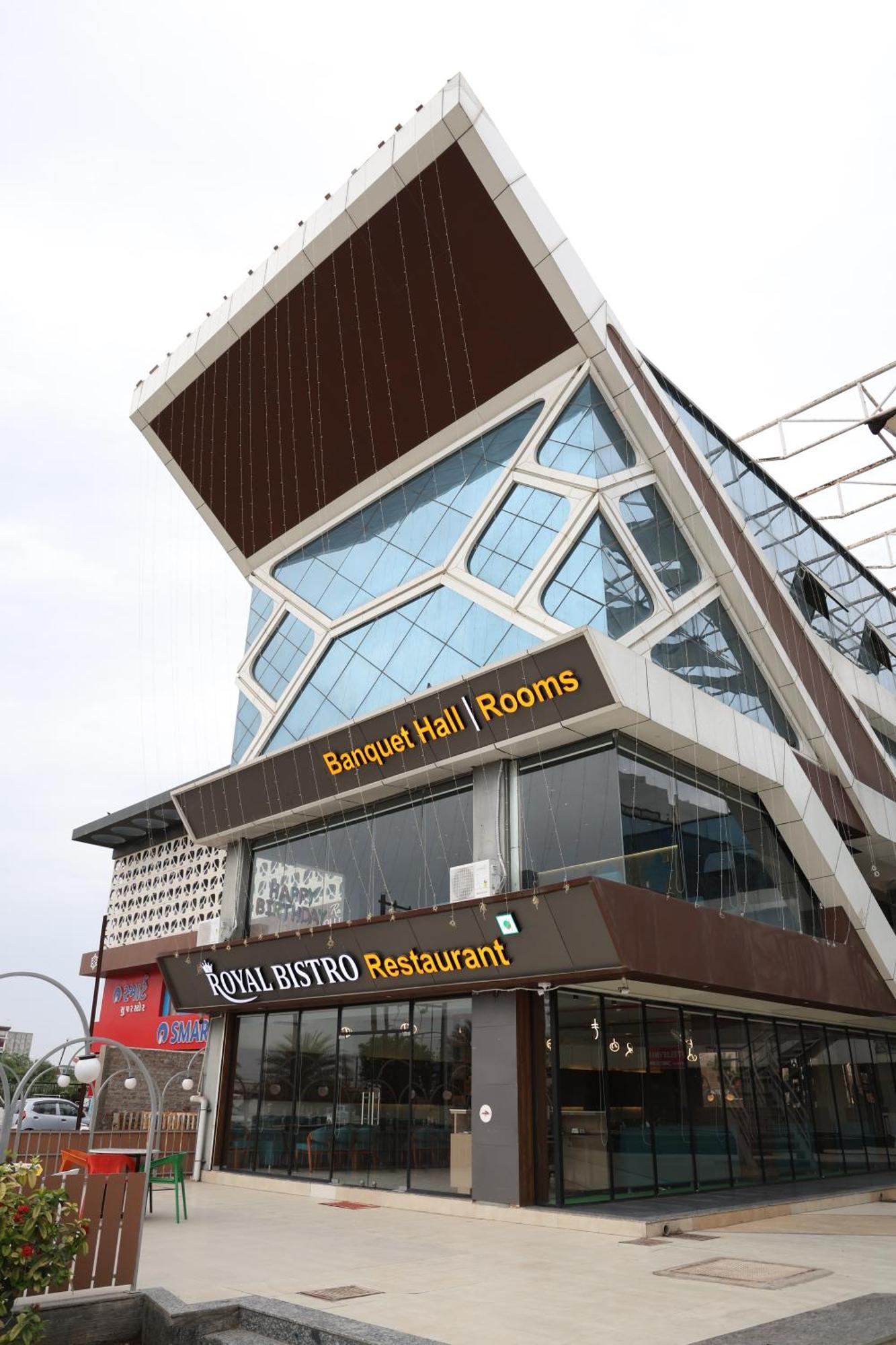 Hotel Royal Bistro Mahesana Ngoại thất bức ảnh
