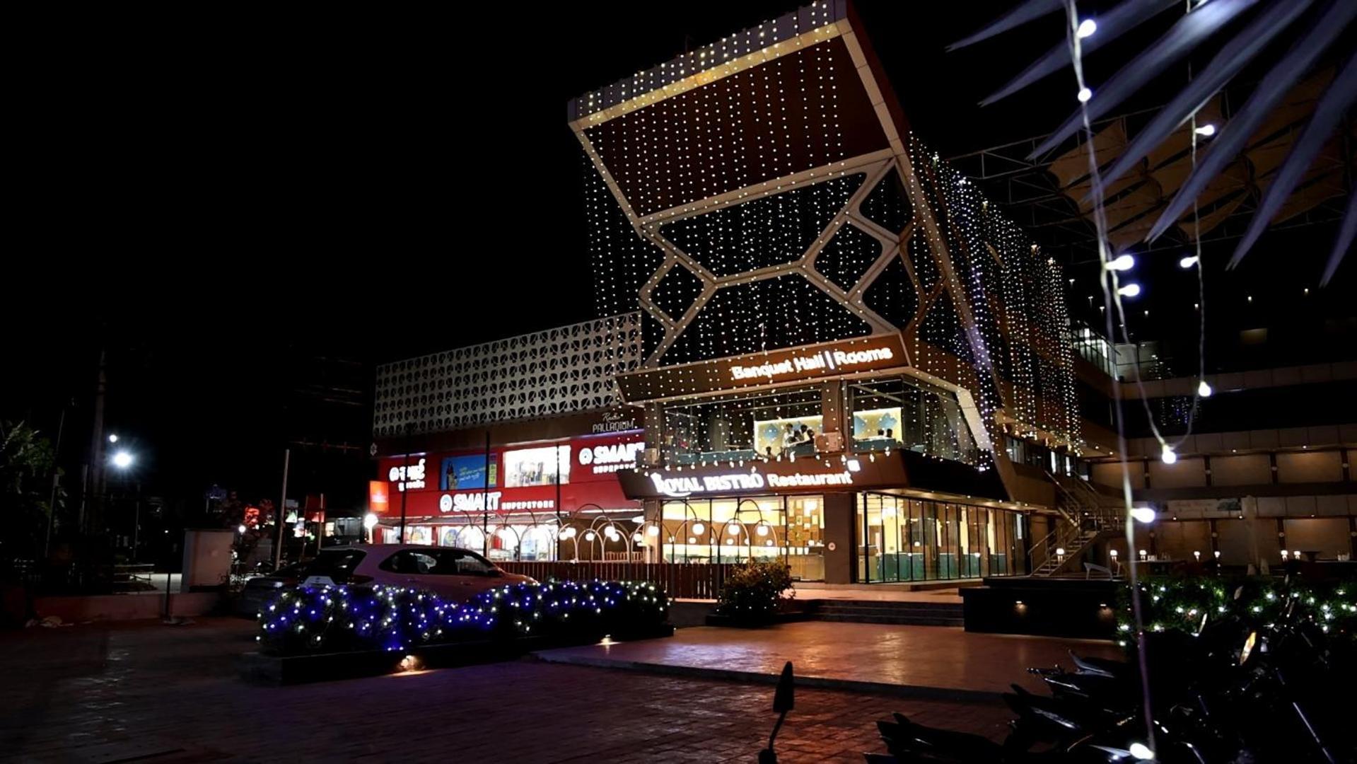 Hotel Royal Bistro Mahesana Ngoại thất bức ảnh