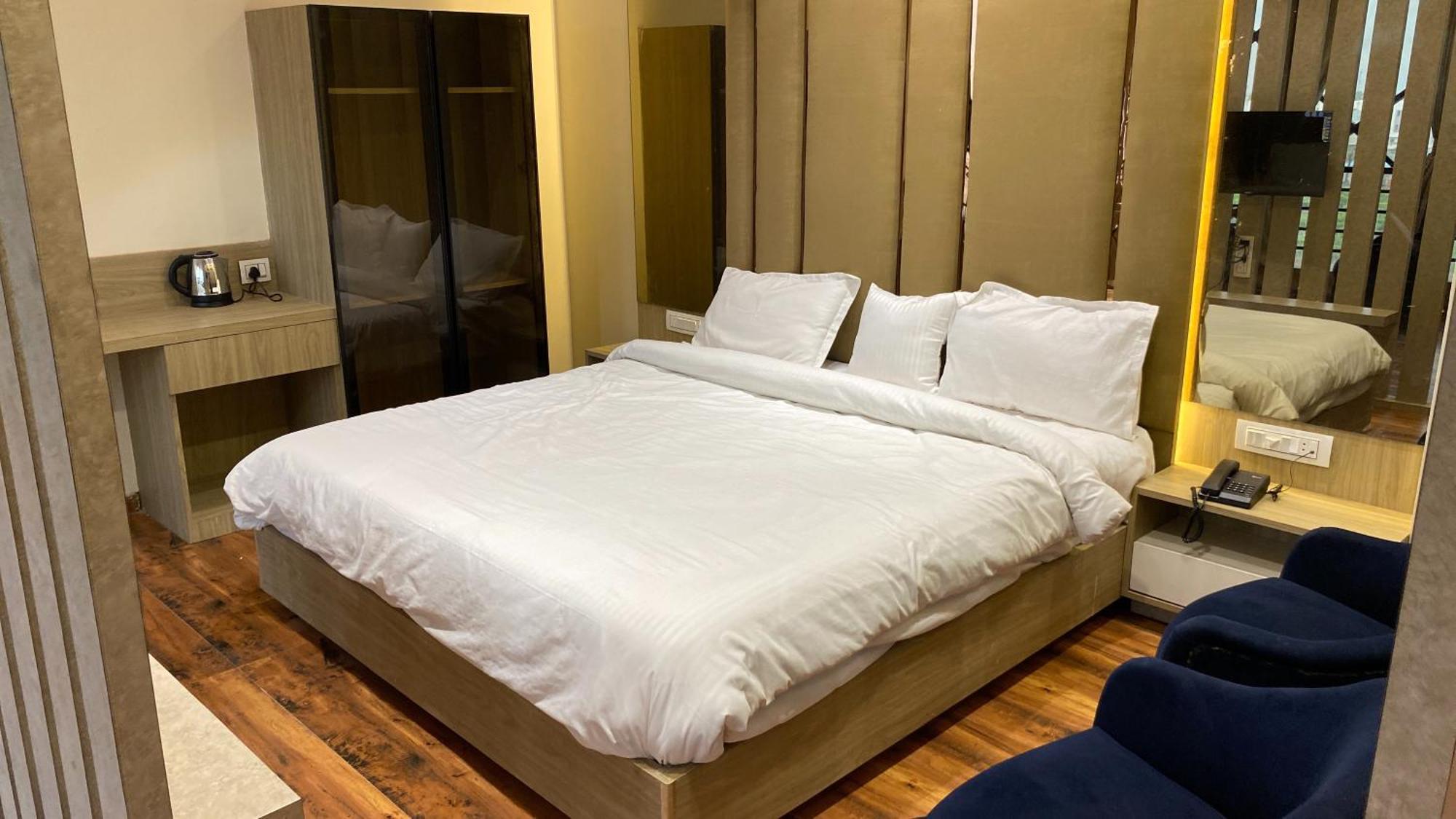 Hotel Royal Bistro Mahesana Ngoại thất bức ảnh