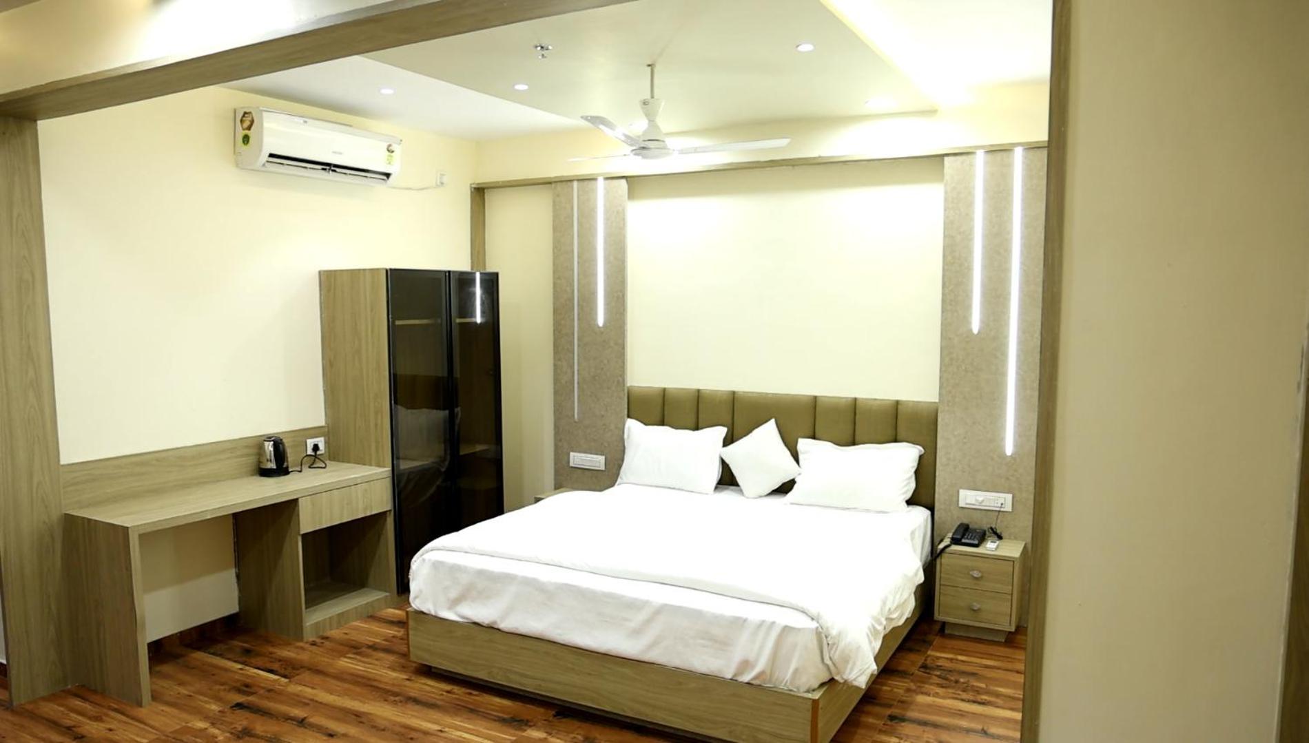 Hotel Royal Bistro Mahesana Ngoại thất bức ảnh