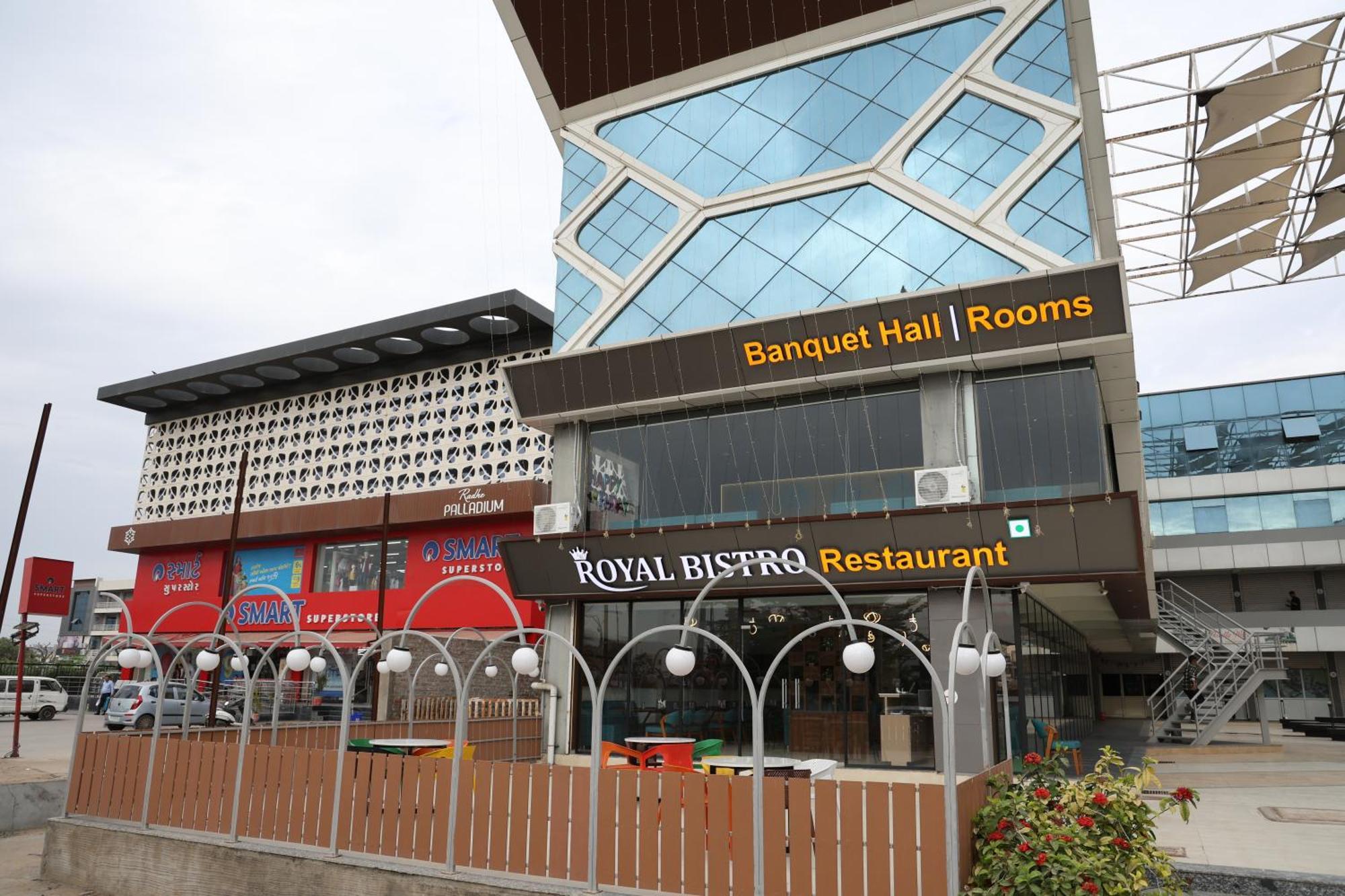 Hotel Royal Bistro Mahesana Ngoại thất bức ảnh
