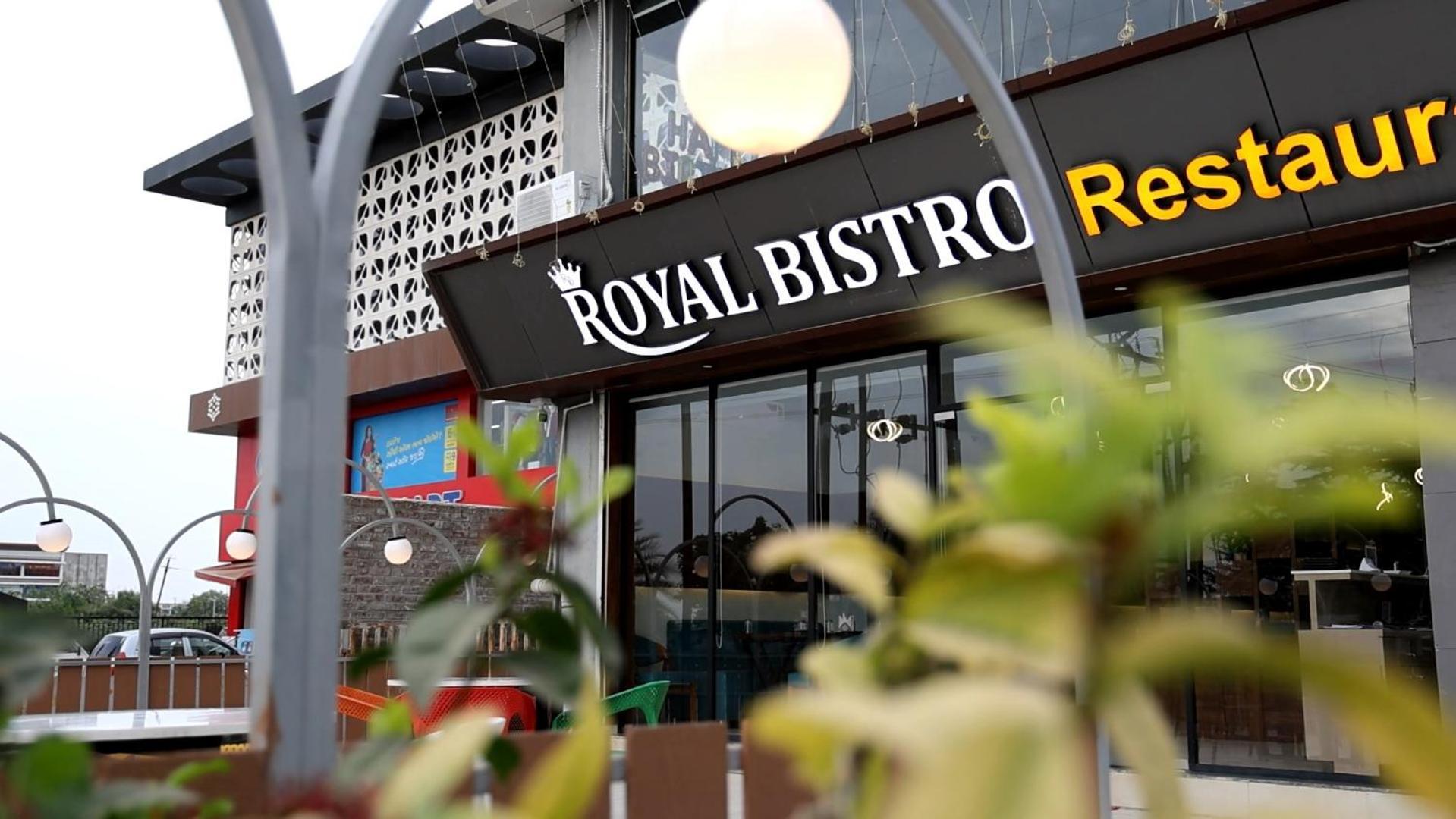 Hotel Royal Bistro Mahesana Ngoại thất bức ảnh